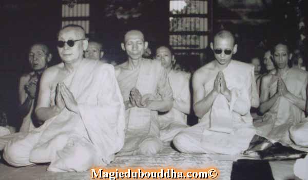 sa sainteté somdej phra sangharaj et le roi de thailande